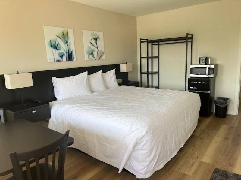 Deluxe King Room interior